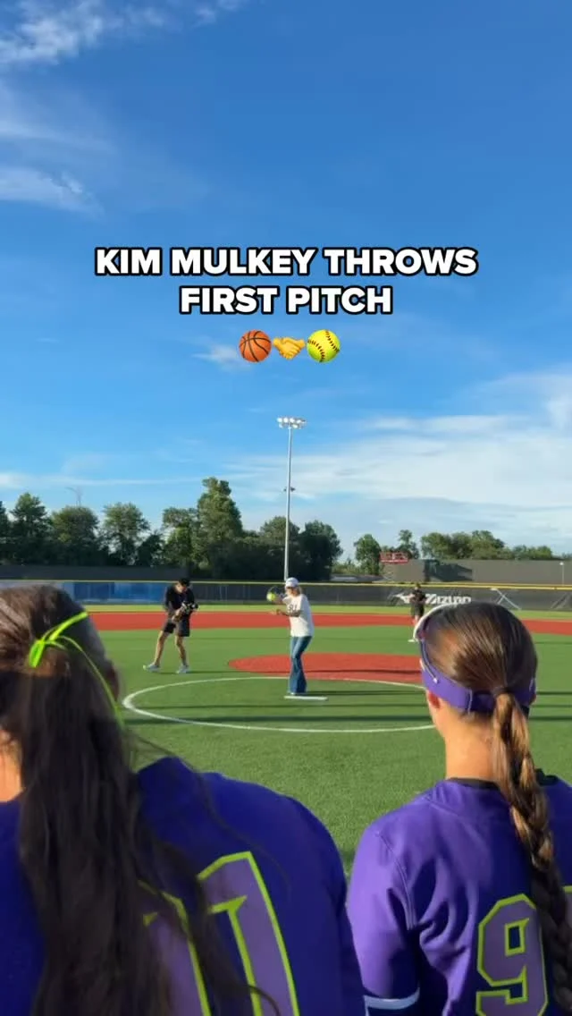 mid-season form for the @lsuwbkb coach ð¥ 

#AUSL x @coachkimmulkey