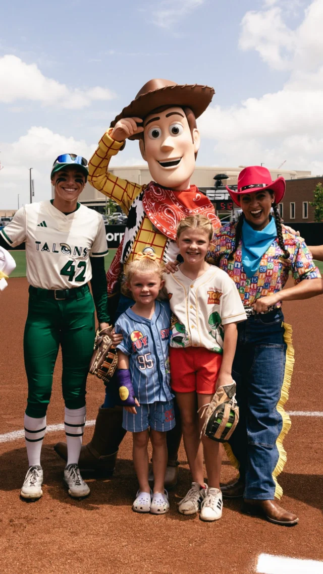 sisters will always be there to cheer you on ð«ð

Paisley, Posieâs older sister, stepped in to throw the first pitch at the AUSL championship. Jessie and Woody cheered for Paisley alongside little sis, Posie!