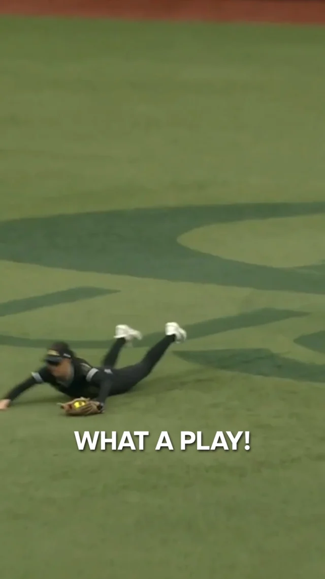 WHAT A PLAY!

Jadelyn's a gold glove nominee for a reason â¼ï¸