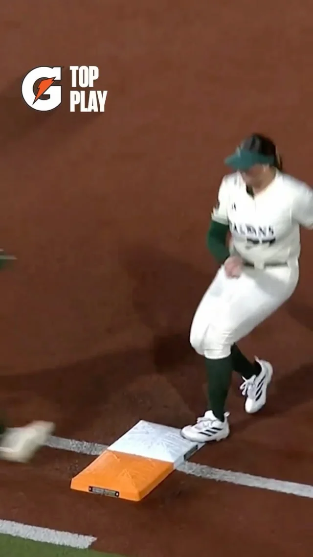 BRI ELLIS ð¸ï¸ð
stealing a hit from a fellow Talons ð³
presented by @Gatorade