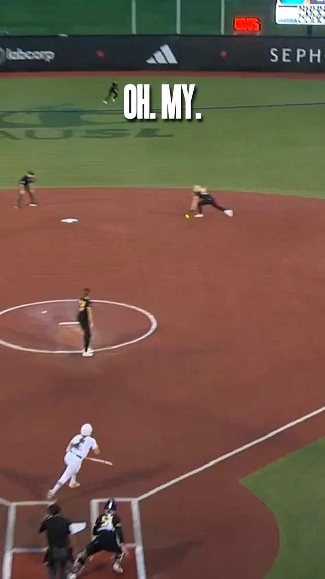 WHAT A WEB GEM. SYDNEY SHERRILL ð¤¯

she makes the 4-6-3 double play look EASYYY!