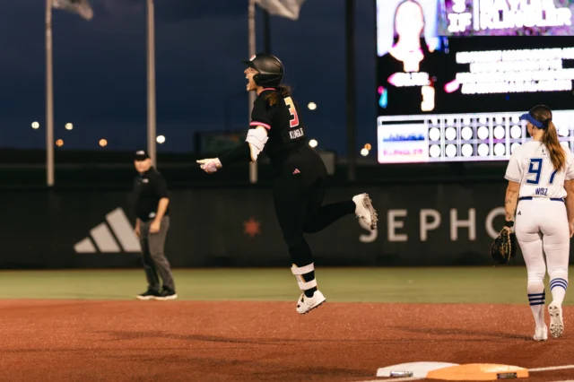WALK IT OFF BK!!!!!!!
Down to their last strike, Captain Baylee Klingler blasts a walk-off, game-winning home run to claim every win point for the game ð¤¯