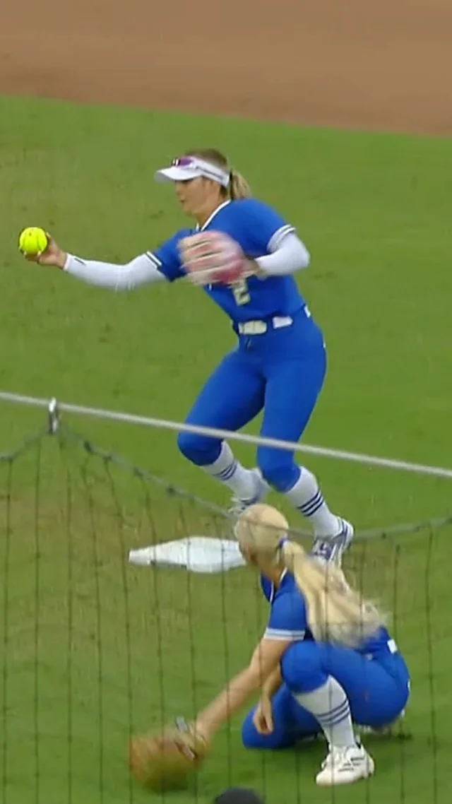 the barehand and throw ð³

Rawlings Gold Glove winner doing Gold Glove things ð