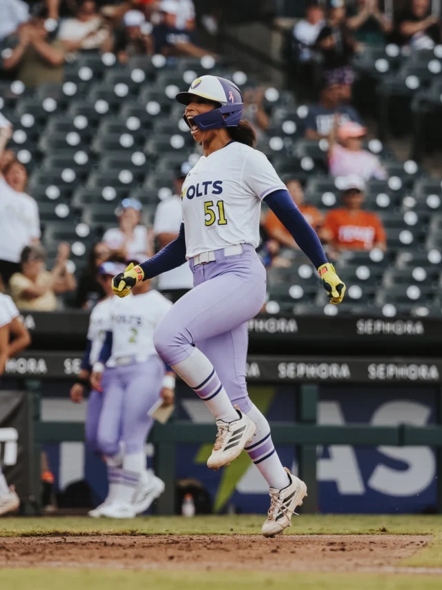 The seasons' most electric moments â¡ï¸

Own a piece of Volts history with these @topps now limited drops, available only for a short time!

Michaela Edenfield hits her first professional homer as part of the AUSL â¨â¡ï¸

Aliyah Binford swats a pair of long-balls in the Volts' 6-2 win over the Bandits

Jalia Lassiter secures the victory for the Volts with her first pro home run against the Bandits
