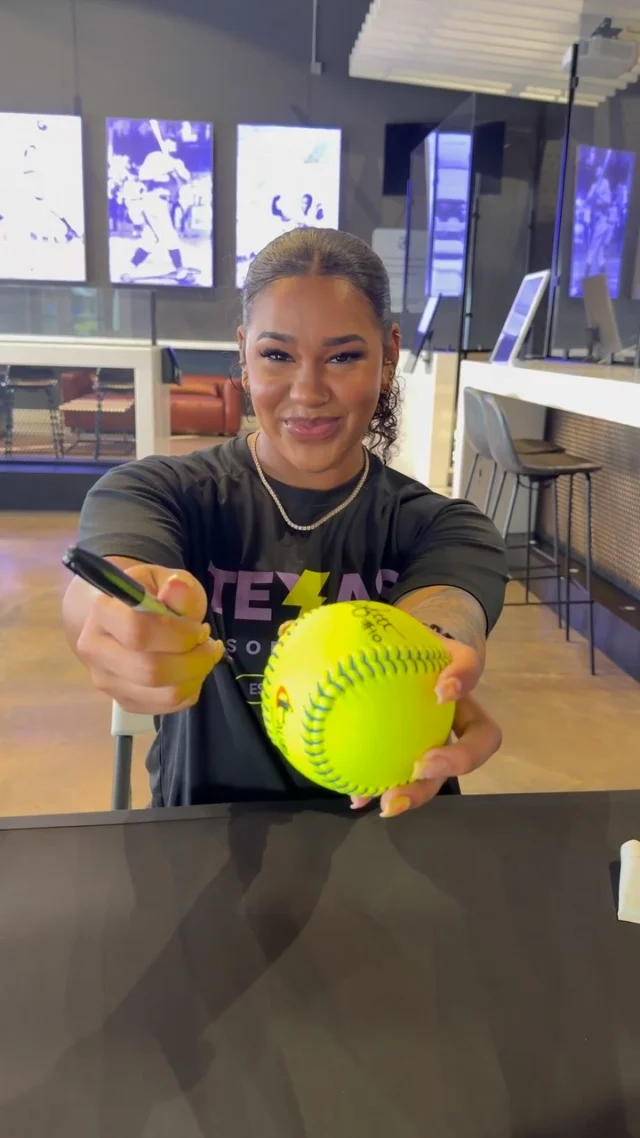 @miascott._ wanted us to leave a lil something for a Volts fan in the @auproshop
while youâre in there, stock up on your purple â¡ï¸â¡ï¸â¡ï¸
